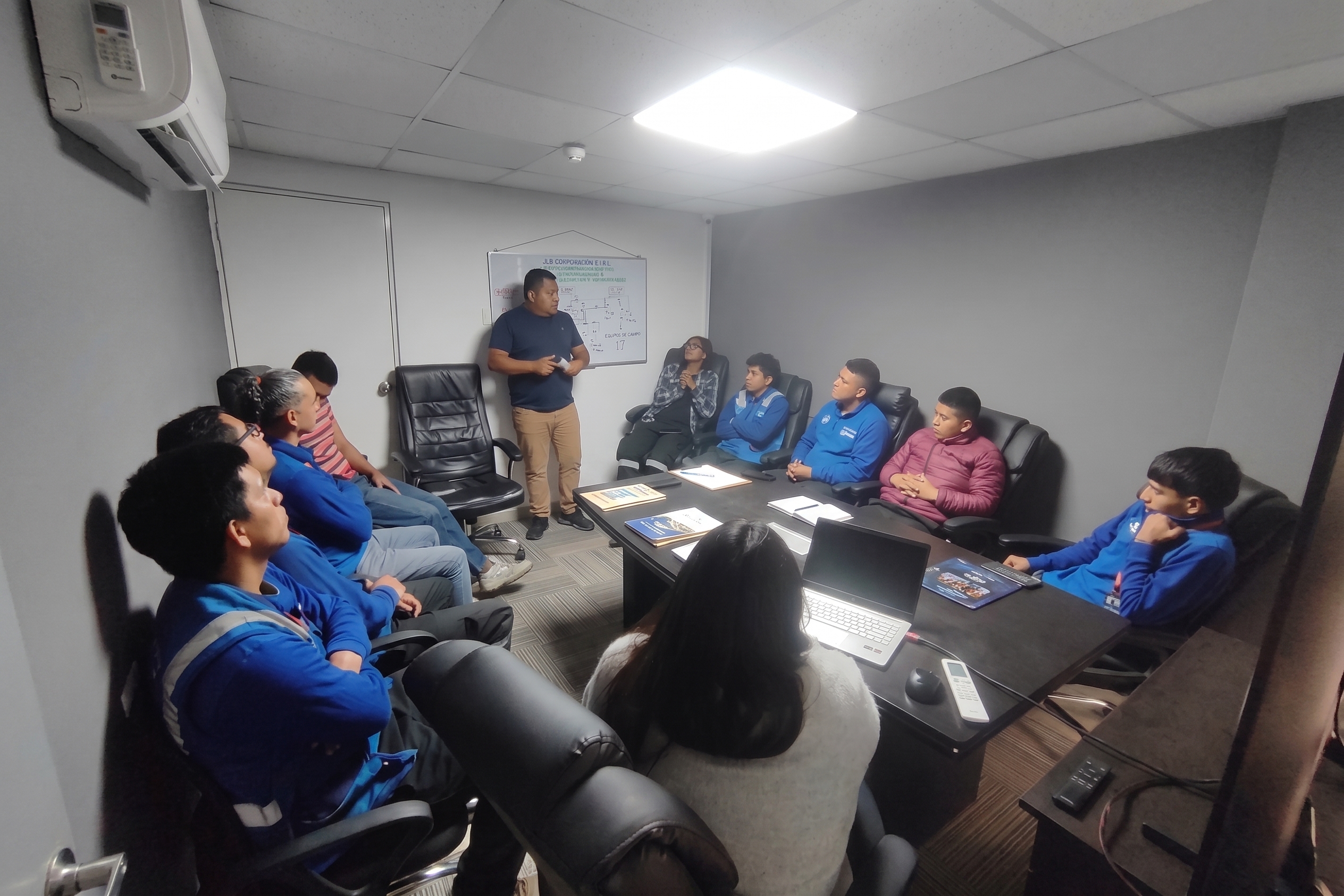 Equipo de JLB Corporación coordinando proyectos
